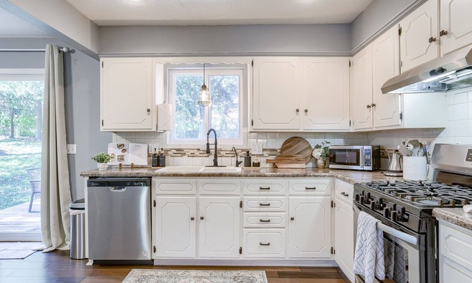 Blue Springs Casa | Relaxing Blue Springs Escape 3BR w/ Outdoor Space