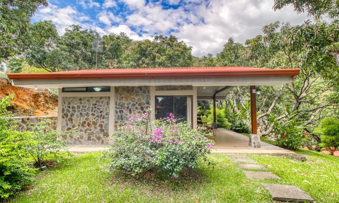 Santa Eulalia Casa | Relajante cabaña en la planta baja con hermosas vistas al jardín y piscina compartida.