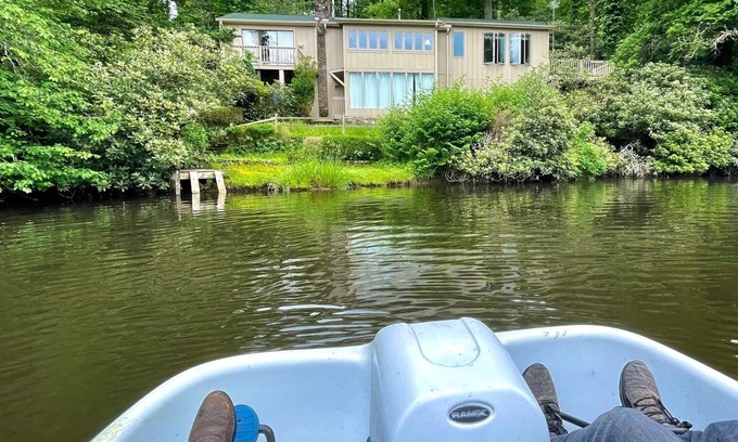Mirror Lake Casa | Relaxing Home directly on Mirror Lake: 2 Minutes from Main Street