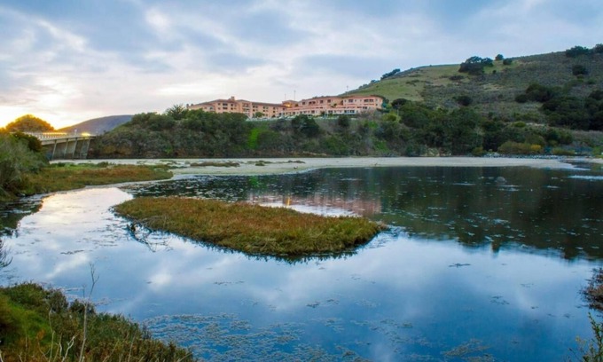 Callender Hotel | Relaxing King Stay Near Avila Golf | Balcony & Outdoor Pool | Free Parking!