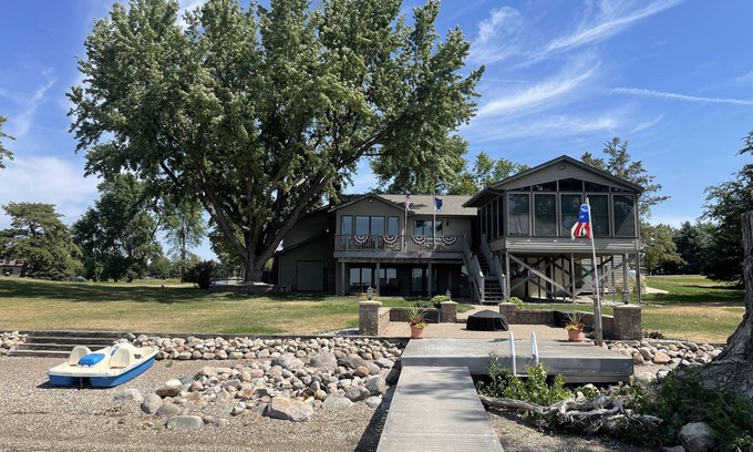 Rutland Cama Y Desayuno | Relaxing Lake House, Private Beach/Yard, Dock, Jetski Lift, Continental Breakfst