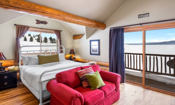 West Yellowstone Casa | Relaxing Lakeside Getaway on Beautiful Hebgen Lake! HOT TUB with lake views- Beachside Lodge