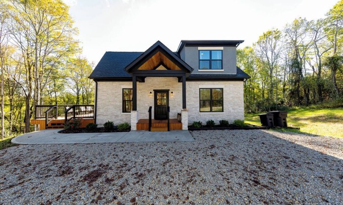 Logan Cabina | Relaxing luxury lodge, 4-bedroom retreat with WiFi, AC in Logan