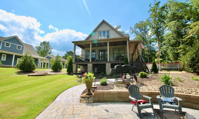 Northport Casa | Relaxing Retreat—Family Fun on Lake Tuscaloosa w/beach volleyball, games & dock!