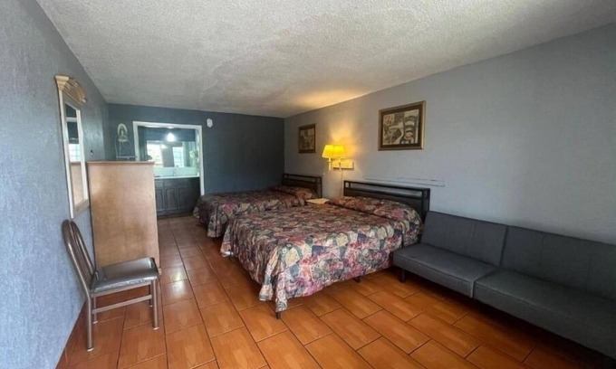 Brownsville Hotel | Relaxing Room w/ Pool Near Children’s Museum & Zoo
