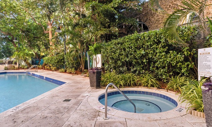 Coconut Grove Hotel | Relaxing Stay! 2 1BR Units w/ Kitchen, Parking! Short Walk to Dinner Key Marina!