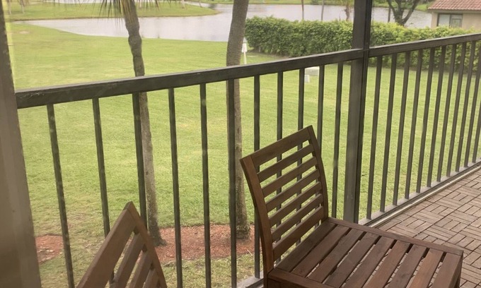 Weston Apartamento | Relaxing view to the Golf course.