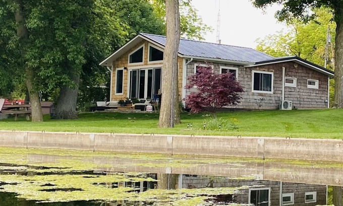 Russells Point Cabaña | Relaxing waterfront cottage on Dunn's Pond off Indian Lake
