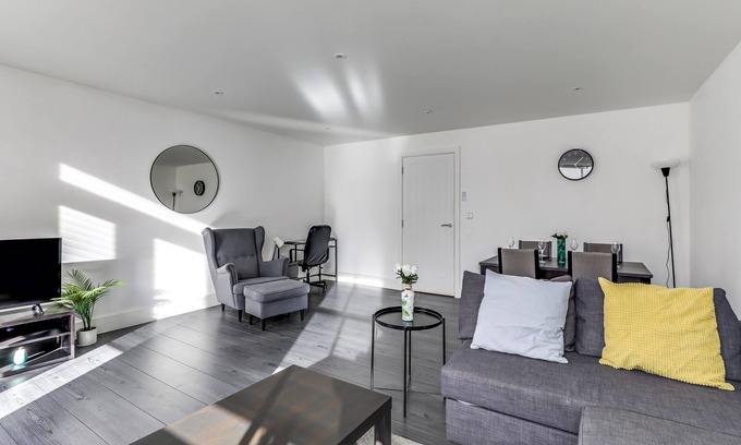 Canterbury Apartamento | Relocators | Contractors - Exceptional Spacious Apartment