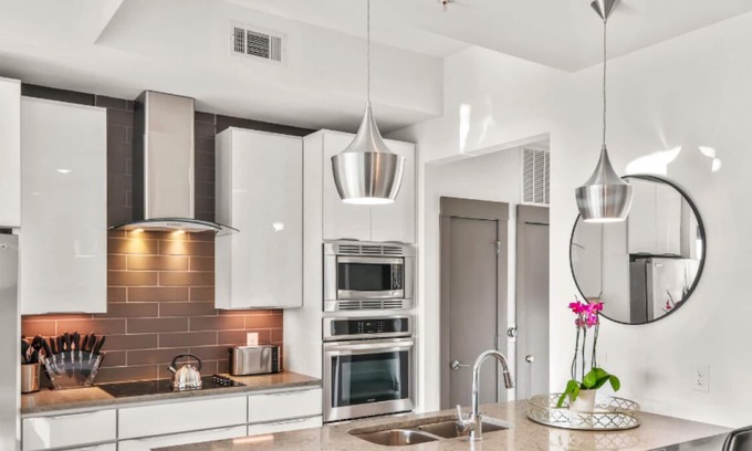 Second Ward Condominio | Reluxme | City Center High-Rise King 2BR + Skyline
