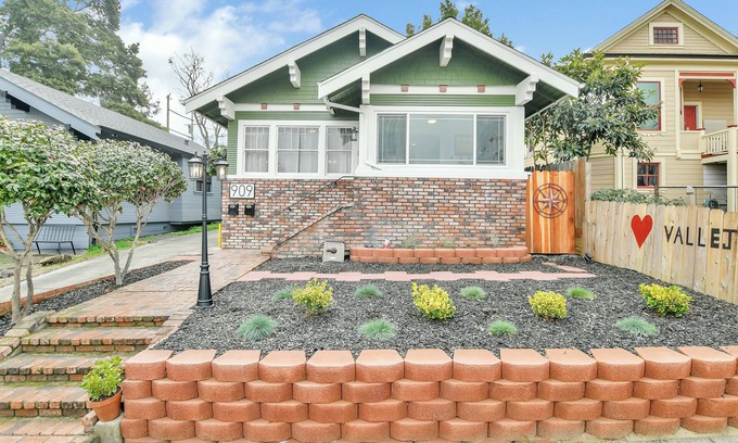 Vallejo Casa | ~ Remodeled 1918 California Craftsman on a Park ~