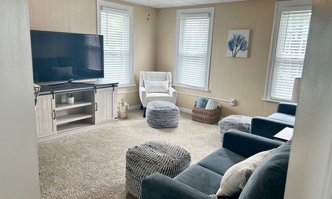 Midway Apartamento | Remodeled 2 BR 2nd Fl Apartment in Hanover