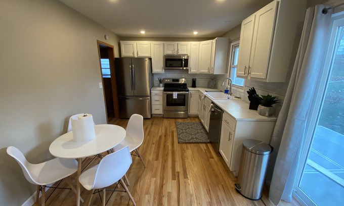 South Central Omaha Casa | Remodeled 4-2 in the Heart of Omaha- Pay Monthly