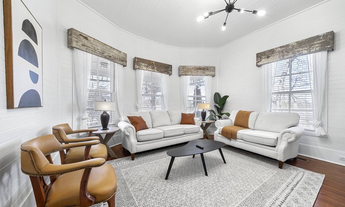 Warm Springs Casa | Remodeled Historical Home in Downtown Warm Springs