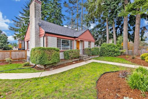 Fauntleroy Casa | Remodeled Home Fenced Yard Outdoor Fireplace