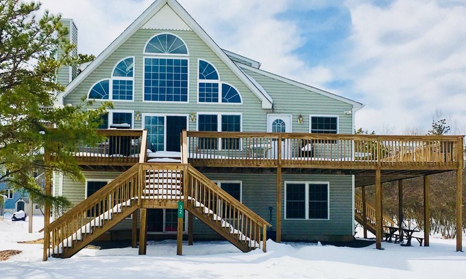 Albrightsville Villa | ¡NUEVO! Lakeside 8BR Pocono Area Villa w / bañera de hidromasaje!