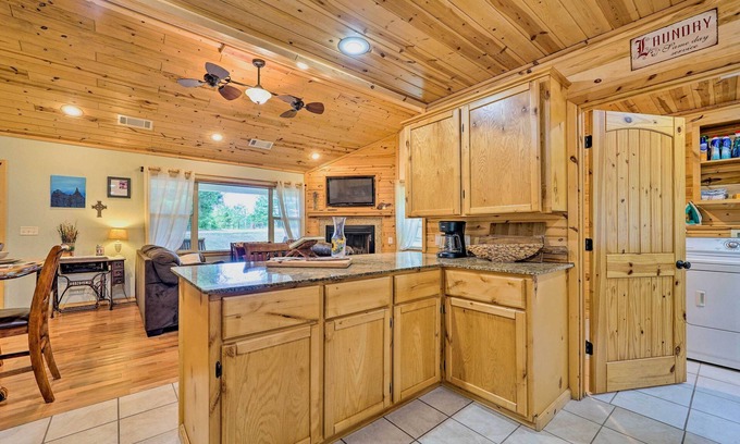 Octavia Cabaña | Smithville Remote Escape w/ Furnished Deck!