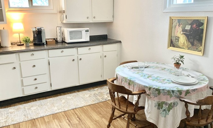 Rimrock Apartamento | Ren's Eclectic Basement Apartment, between the colleges, minutes to hospitals!