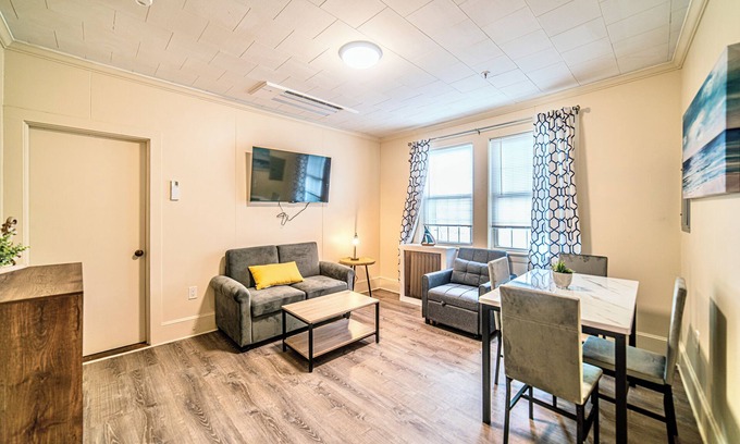 Falmouth Apartamento | Renovated 1-Bedroom Apartment in Beautiful Downtown Falmouth Located on Main St