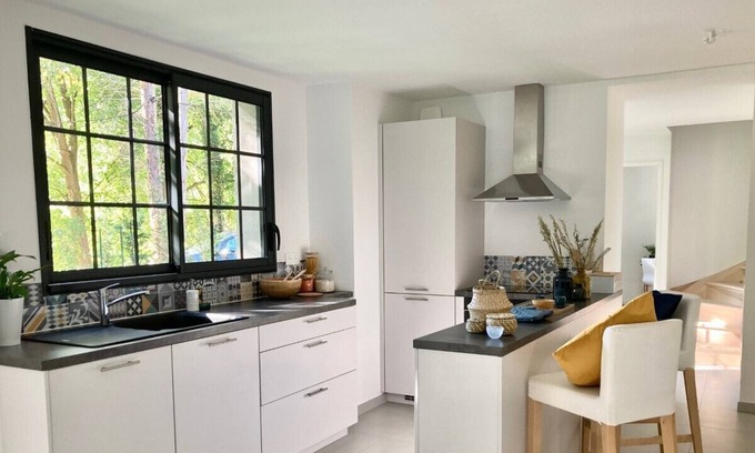 Brignais Casa | Renovated 173m2 house for 12 people with 1156m2 garden 15 minutes from Lyon