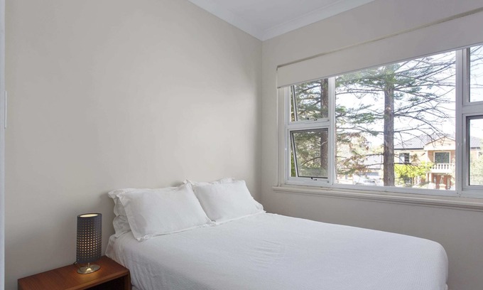 Applecross Apartamento | Renovated 2 Bed 1 Bath Apartment Premium Location