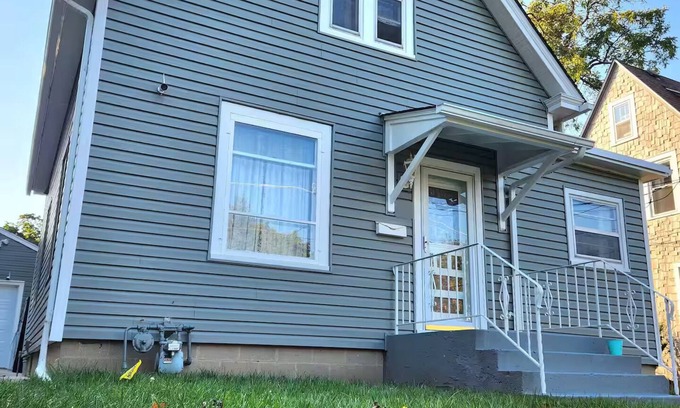 Elgin Casa | Renovated 2 story house in Elgin
