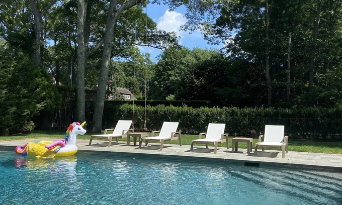 Wainscott Cabaña | Renovated Beach-Lovers Cottage with Pool / South of the Highway