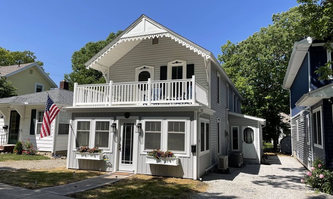 Marblehead Casa | Renovated Cottage in Central Lakeside