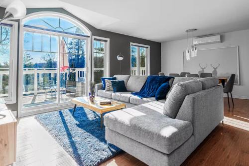 Entrelacs Chalet De Esquí | Renovated Chalet De l'Escapade Hot Tub - Ski - Snow Tubing- Lakeview - Pool table - More