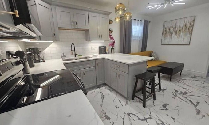 Lawsona - Fern Creek Casa | Renovated Comfy Downtown Orlando Duplex. Sleeps 8
