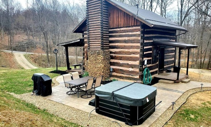 Tippecanoe Cabaña | Renovated Cottage with Spa Surrounded by Beautiful Hiking Trails in Ohio