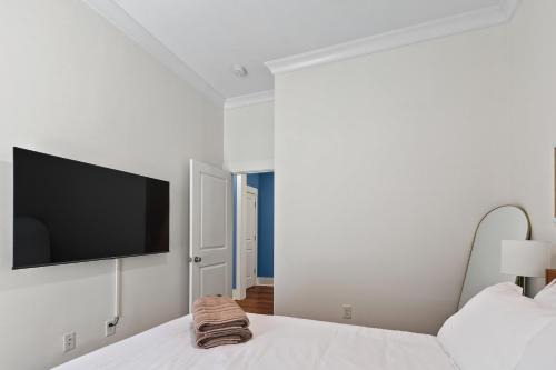Dixon Park Casa | Renovated Dog Friendly Duplex Near Food & Fun Fully Fenced Yard and Private Parking