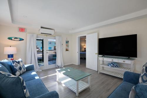 Mid Island Casa | Renovated Ground Floor 2BR Residence with Pool and Spa at Margarita Mansion