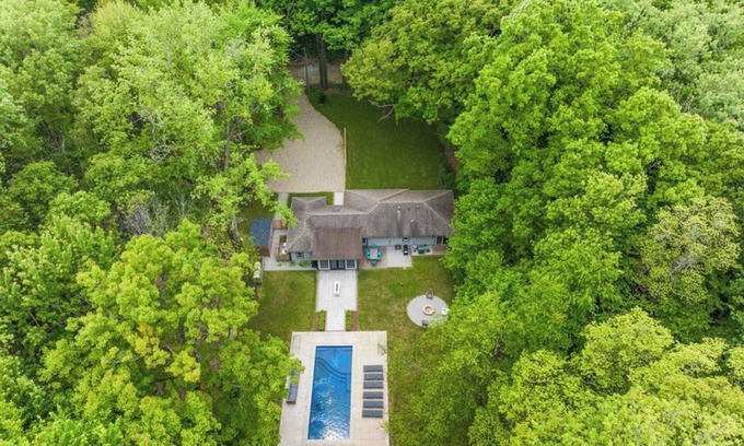 Lakeside Casa | Renovated House - Private Heated Pool Sleeps 10, tucked away, walkable to beach