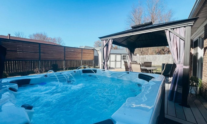 Newburgh Casa | Renovated Ranch: 3BDRM 2BATH with King Bed, En-Suite, Sleeps 6, Hot Tub & more!
