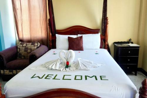 Ciudad de Belice Apartamento | RENOVATED See Belize TRANQUIL Sea View Studio with Balcony, Infinity Pool & Overwater Deck