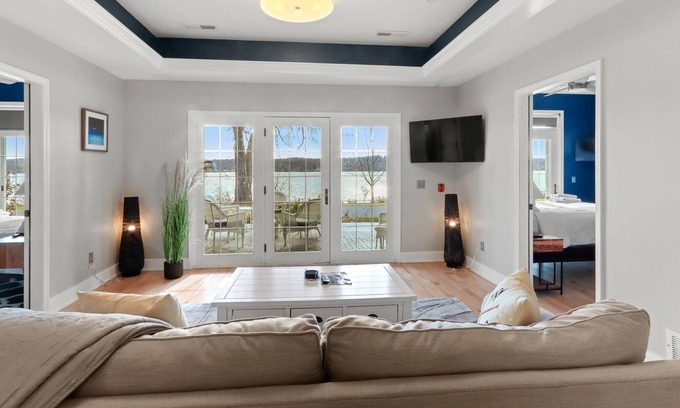 Lake Geneva Complejo | Renovated Unit with lake access and pier. 2 bedrooms, den, kitchen, hottub.