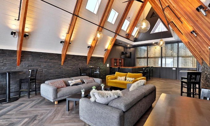 Killington Cabina | Rent An Inn! Takeover the Birch Ridge with your group, Mountain Lodge- 11 Rooms, Bar, Fireplace, 28ppl home