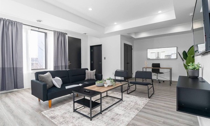 Downtown London Casa | RentX|8Bed/8Bath/DowntownLondon/Parking/Wi-Fi