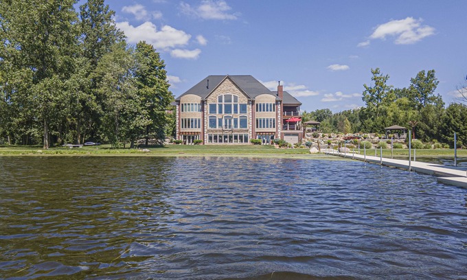 Lakeland Casa | Resort life living on Strawberry & Sunset Lake, therapeutic waterscape.