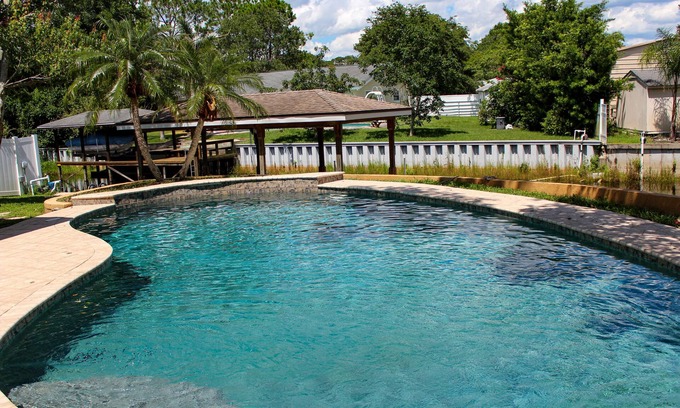 Orlando Casa | Resort Like Waterfront 4/2 Pool Home Retreat en el este de Orlando, Florida