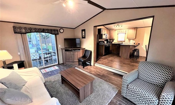Niagara-on-the-Lake Casa | Resort near wineries, river, trails! Large Pool!