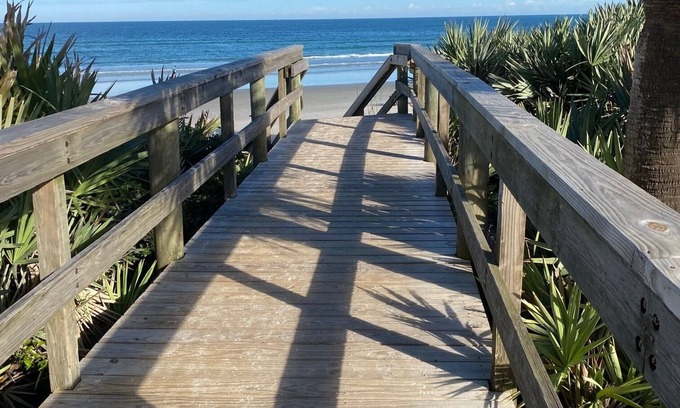 New Smyrna Beach Condominio | Resort style amenities in spacious condo with beach access and direct pool view.
