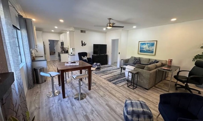 Cowan Heights Apartamento | Resort Style Living. 3 Bedroom Furnished Unit near Hiking Trail. Wifi & AC.