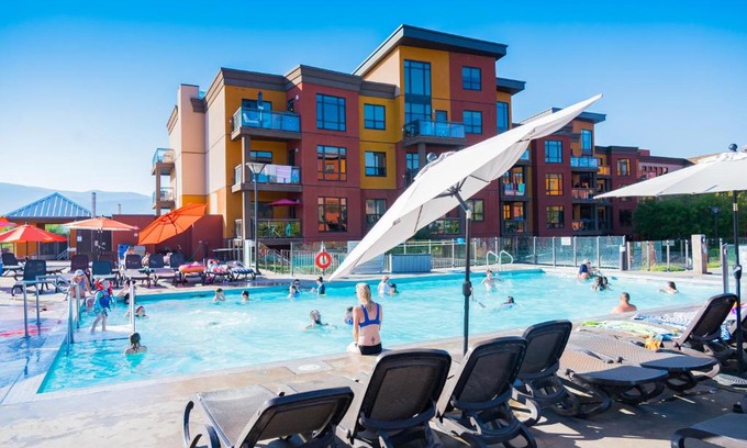 South Pandosy Apartamento | Resort Style Living with Private Lawn and Patio