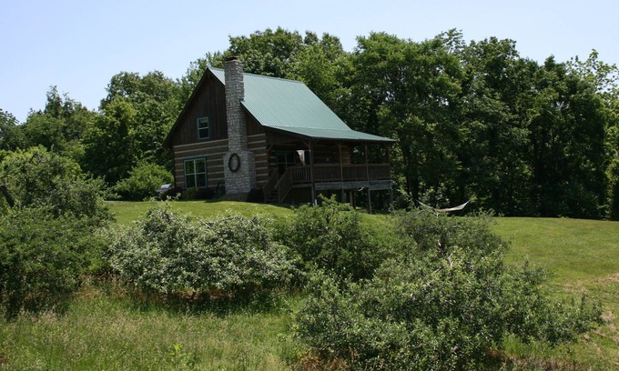 White Cottage Cabina | Descanse y relájese en una cabaña completamente amueblada en un huerto y viñedo en funcionamiento.