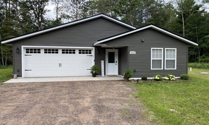 Hayward Casa | Restful Escape: Pet-Friendly 3BR with Trail Acc & Game Rm