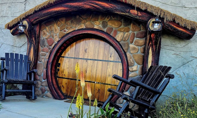 Willisburg Cabaña | Restin' Holes Ky Bourbon Trail A-Sauna-HotTub-Gym-Playground-Waterfall-Themed