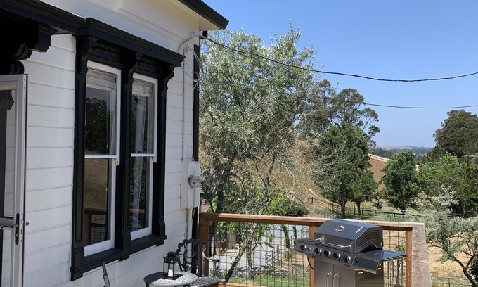 Petaluma Casa | Restored farmhouse with acres of privacy