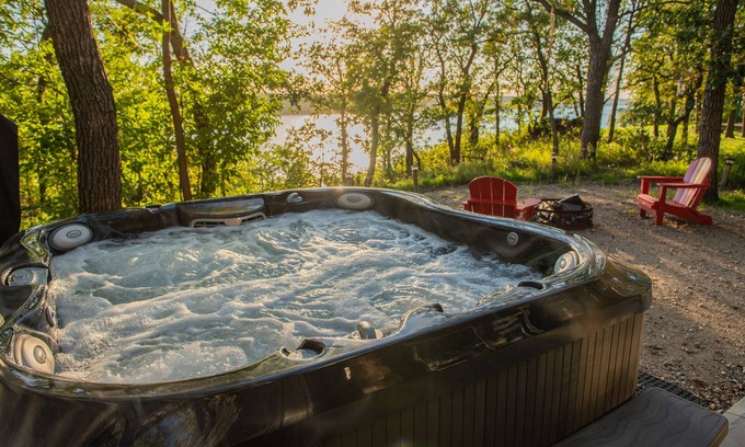 Belmont Cabina | Retreat 95 - Beautiful cabin with hot tub and tiki bar at Pelican Lake